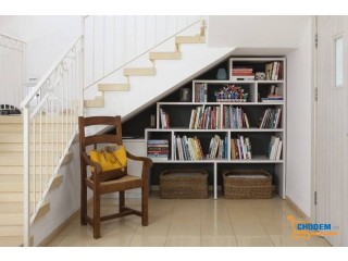 Tận dụng gầm cầu thang làm nơi để sách