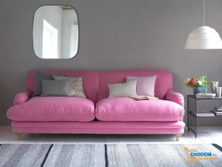 Phòng khách độc đáo với ghế sofa hồng làm điểm nhấn