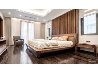 Phòng ngủ nổi bật với tường ốp gỗ